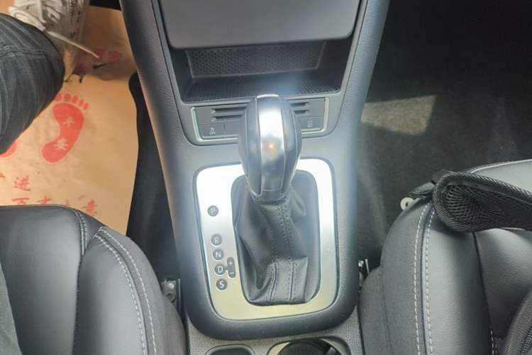 Used Volkswagen Tiguan 2017 300TSI Automatic Two-Wheel Drive Silk Road Comfort Edition Gear Lever
