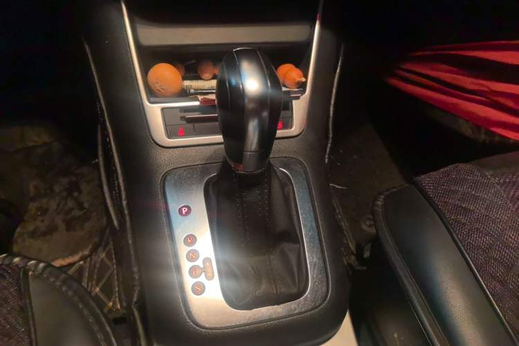Used Volkswagen Tiguan 2017 300TSI Automatic Two-Wheel Drive Silk Road Comfort Edition Gear Lever