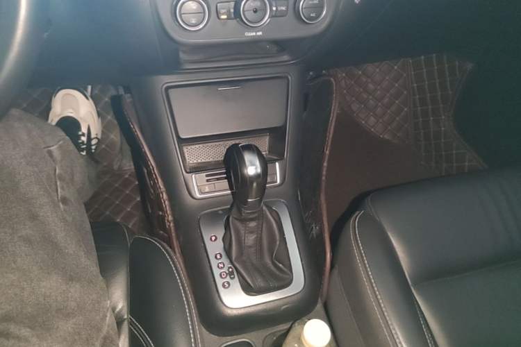 Used Volkswagen Tiguan 2017 300TSI Automatic Two-Wheel Drive Silk Road Comfort Edition Gear Lever
