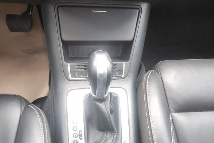 Used Volkswagen Tiguan 2017 300TSI Automatic Two-Wheel Drive Silk Road Comfort Edition Gear Lever