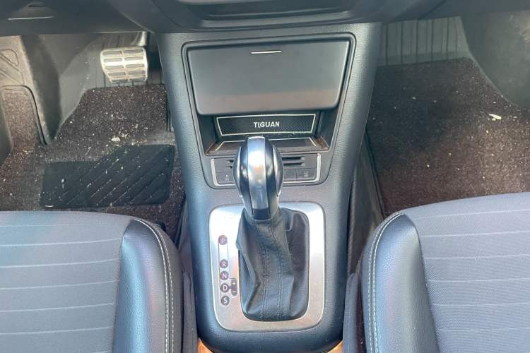 Used Volkswagen Tiguan 2017 300TSI Automatic Two-Wheel Drive Silk Road Luxury Edition Gear Lever