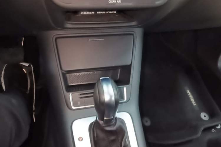 Used Volkswagen Tiguan 2017 300TSI Automatic Two-Wheel Drive Silk Road Comfort Edition Gear Lever