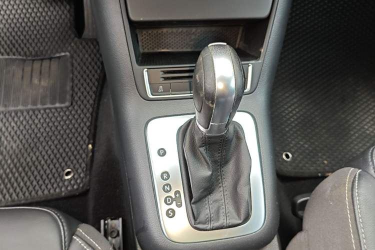 Used Volkswagen Tiguan 2017 300TSI Automatic Two-Wheel Drive Silk Road Comfort Edition Gear Lever