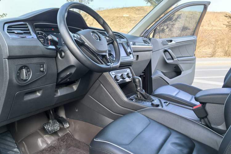 Used Volkswagen Tiguan 2017 330TSI All-Wheel-Drive Innovation Model Interior 2