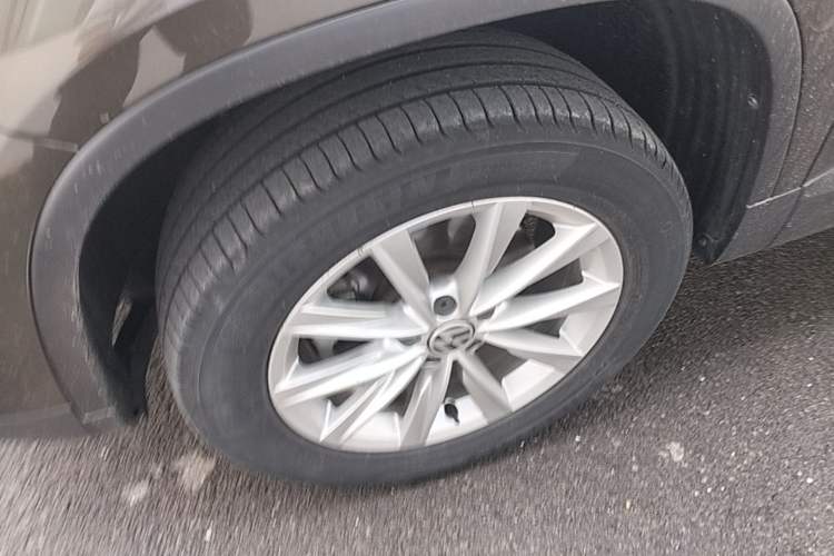 Used Volkswagen Tiguan 2017 300TSI Automatic Two-Wheel Drive Silk Road Comfort Edition Left Front Wheel Hub