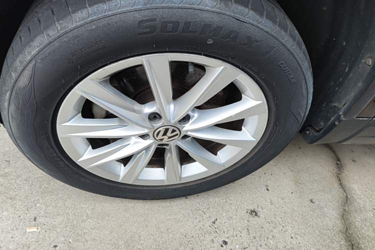 Used Volkswagen Tiguan 2017 300TSI Automatic Two-Wheel Drive Silk Road Comfort Edition Left Front Wheel Hub