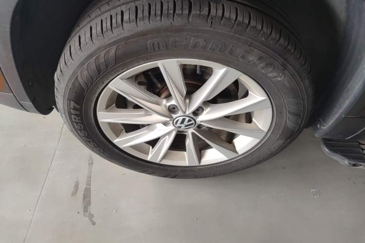 Used Volkswagen Tiguan 2017 300TSI Automatic Two-Wheel Drive Silk Road Comfort Edition Left Front Wheel Hub