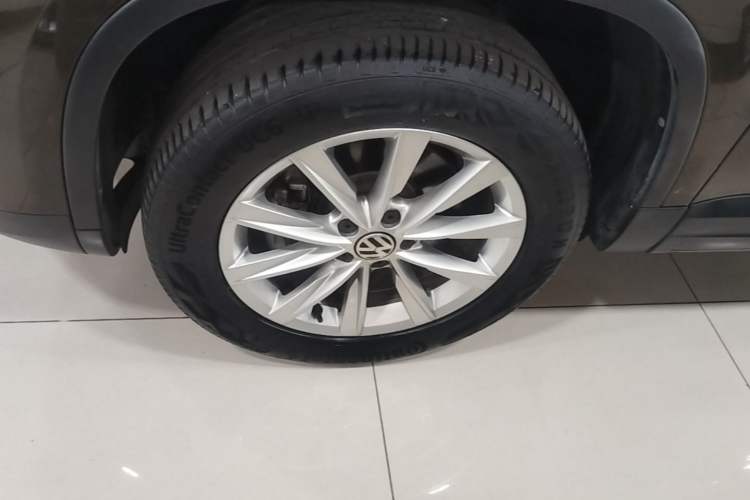 Used Volkswagen Tiguan 2017 300TSI Automatic Two-Wheel Drive Silk Road Comfort Edition Left Front Wheel Hub