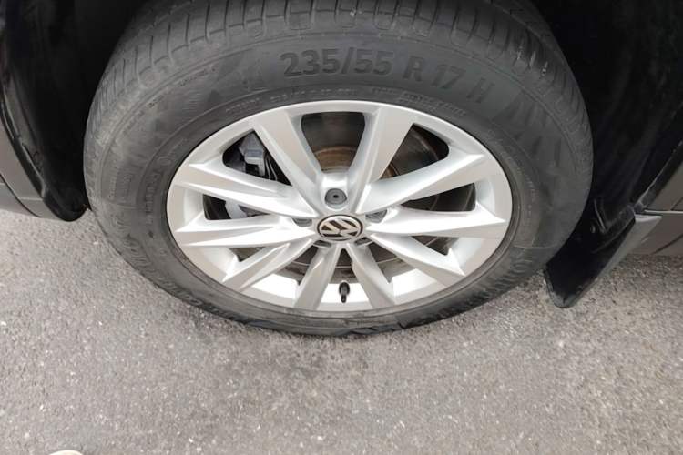 Used Volkswagen Tiguan 2017 300TSI Automatic Two-Wheel Drive Silk Road Luxury Edition Left Front Wheel Hub
