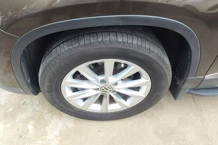Used Volkswagen Tiguan 2017 300TSI Automatic Two-Wheel Drive Silk Road Luxury Edition Left Front Wheel Hub