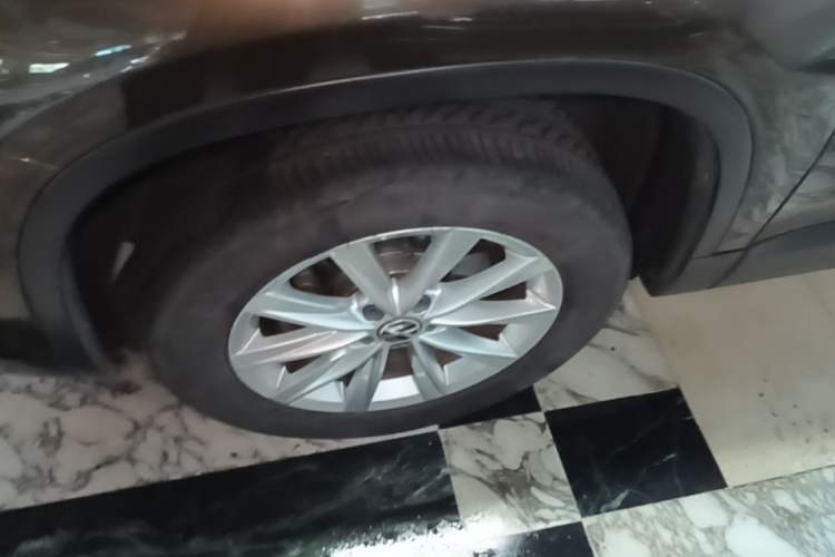 Used Volkswagen Tiguan 2017 300TSI Automatic Two-Wheel Drive Silk Road Comfort Edition Left Front Wheel Hub