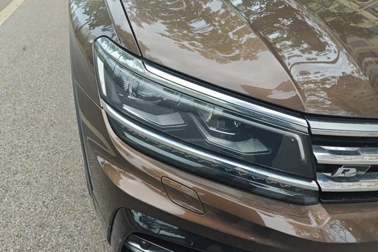 Used Volkswagen Tiguan 2017 380TSI Four-Wheel Drive R-Line Right Front Headlight