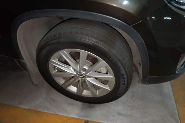 Used Volkswagen Tiguan 2017 300TSI Automatic Two-Wheel Drive Silk Road Comfort Edition Right Front Wheel Hub