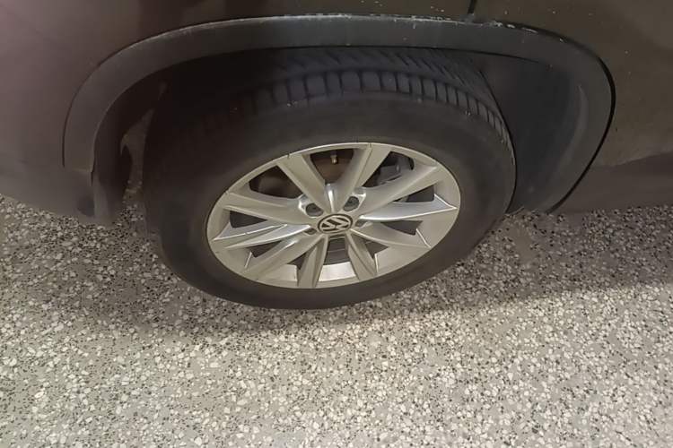 Used Volkswagen Tiguan 2017 300TSI Automatic Two-Wheel Drive Silk Road Luxury Edition Right Front Wheel Hub
