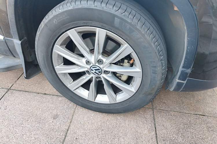 Used Volkswagen Tiguan 2017 300TSI Automatic Two-Wheel Drive Silk Road Luxury Edition Right Front Wheel Hub