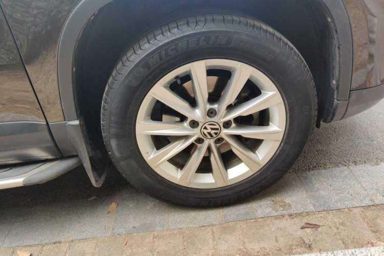 Used Volkswagen Tiguan 2017 300TSI Automatic Two-Wheel Drive Silk Road Comfort Edition Right Front Wheel Hub
