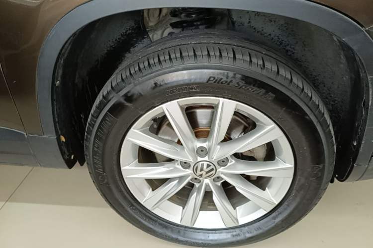 Used Volkswagen Tiguan 2017 300TSI Automatic Two-Wheel Drive Silk Road Comfort Edition Right Front Wheel Hub