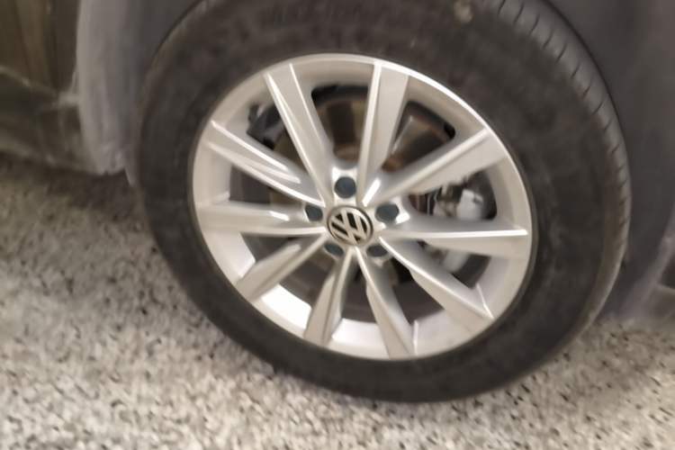 Used Volkswagen Tiguan 2017 300TSI Automatic Two-Wheel Drive Silk Road Luxury Edition Right Front Wheel Hub