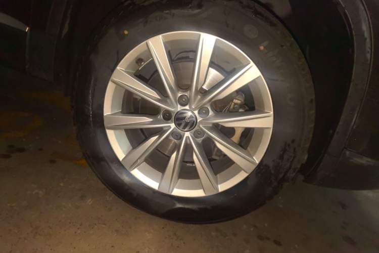 Used Volkswagen Tiguan 2017 300TSI Automatic Two-Wheel Drive Silk Road Comfort Edition Right Front Wheel Hub