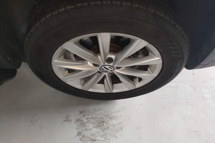 Used Volkswagen Tiguan 2017 300TSI Automatic Two-Wheel Drive Silk Road Comfort Edition Right Front Wheel Hub