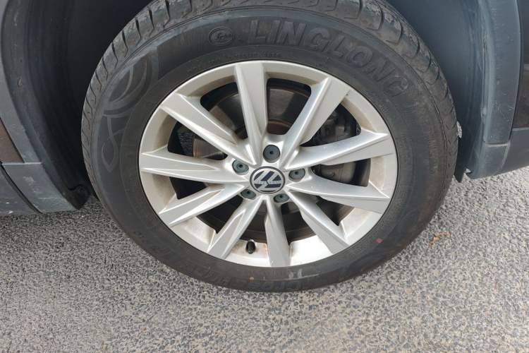 Used Volkswagen Tiguan 2017 300TSI Automatic Two-Wheel Drive Silk Road Luxury Edition Right Front Wheel Hub