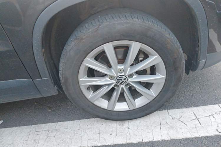 Used Volkswagen Tiguan 2017 300TSI Automatic Two-Wheel Drive Silk Road Comfort Edition Right Front Wheel Hub