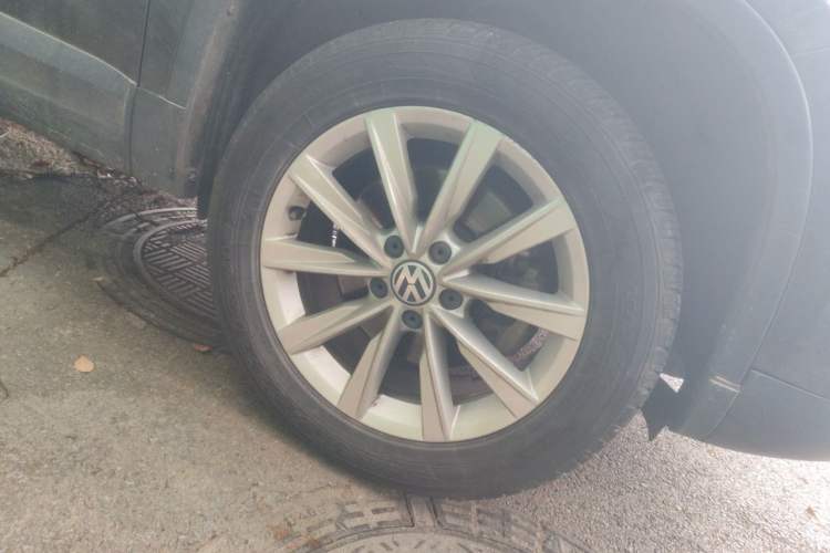 Used Volkswagen Tiguan 2017 300TSI Automatic Two-Wheel Drive Silk Road Comfort Edition Right Front Wheel Hub