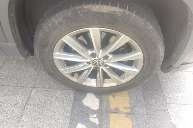 Used Volkswagen Tiguan 2017 300TSI Automatic Two-Wheel Drive Silk Road Luxury Edition Right Front Wheel Hub