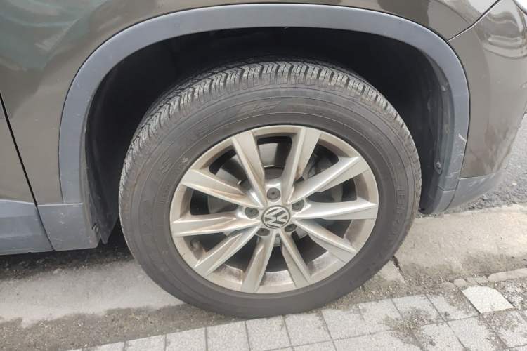 Used Volkswagen Tiguan 2017 300TSI Automatic Two-Wheel Drive Silk Road Luxury Edition Right Front Wheel Hub