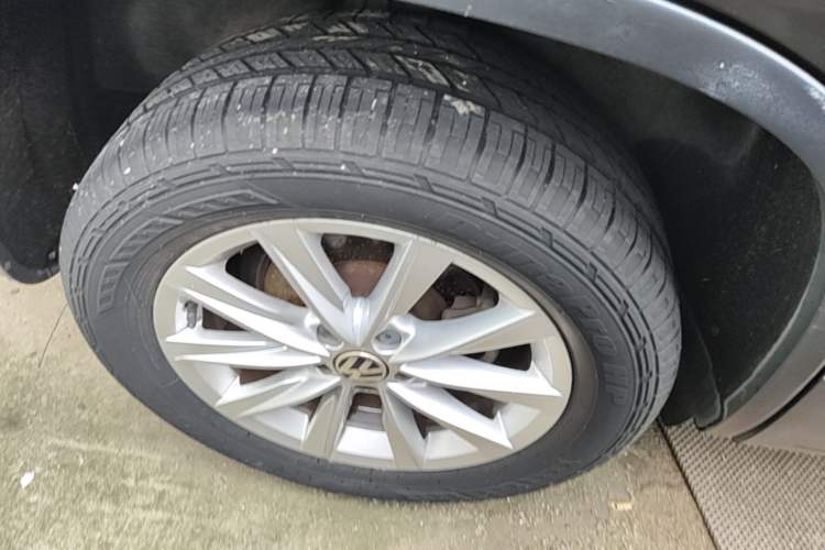 Used Volkswagen Tiguan 2017 300TSI Automatic Two-Wheel Drive Silk Road Comfort Edition Right Rear Wheel Hub