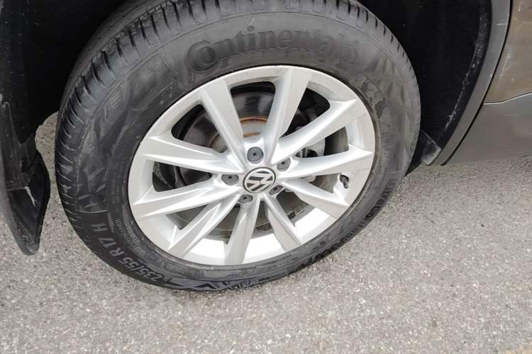 Used Volkswagen Tiguan 2017 300TSI Automatic Two-Wheel Drive Silk Road Luxury Edition Right Rear Wheel Hub