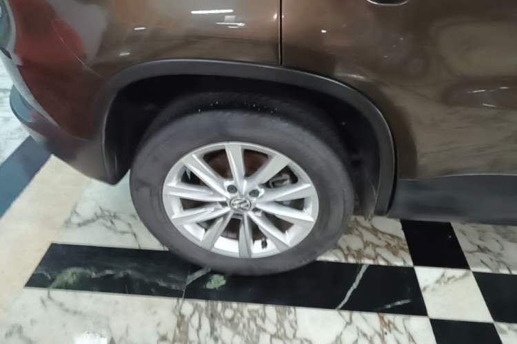 Used Volkswagen Tiguan 2017 300TSI Automatic Two-Wheel Drive Silk Road Comfort Edition Right Rear Wheel Hub