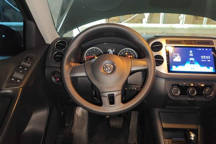 Used Volkswagen Tiguan 2017 300TSI Automatic Two-Wheel Drive Silk Road Luxury Edition Steering Wheel
