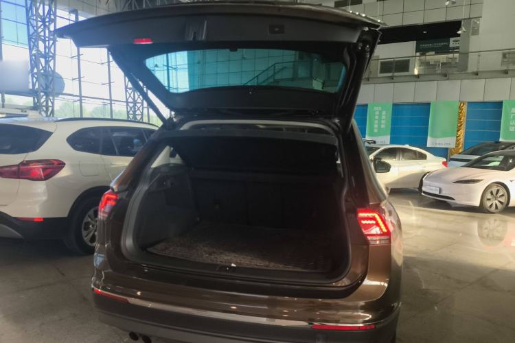 Used Volkswagen Tiguan 2017 330TSI All-Wheel-Drive Innovation Model Trunk