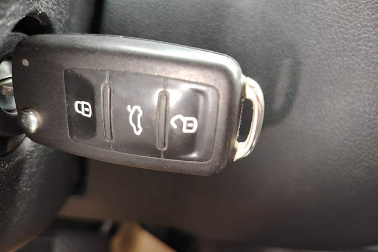Used Volkswagen Tiguan 2017 300TSI Automatic Two-Wheel Drive Silk Road Luxury Edition Vehicle Key