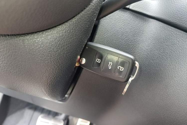 Used Volkswagen Tiguan 2017 300TSI Automatic Two-Wheel Drive Silk Road Luxury Edition Vehicle Key