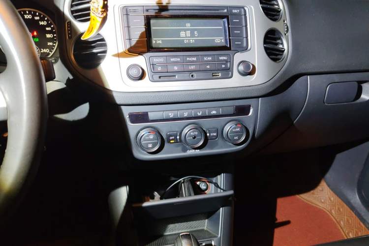 Used Volkswagen Tiguan 2017 300TSI Automatic Two-Wheel Drive Silk Road Comfort Edition Audio And AC Panel