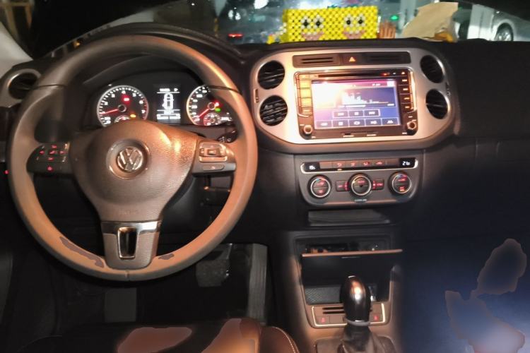 Used Volkswagen Tiguan 2017 300TSI Automatic Two-Wheel Drive Silk Road Comfort Edition Center Console