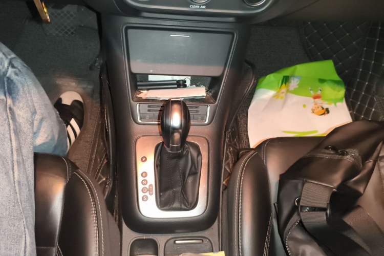 Used Volkswagen Tiguan 2017 300TSI Automatic Two-Wheel Drive Silk Road Comfort Edition Gear Lever