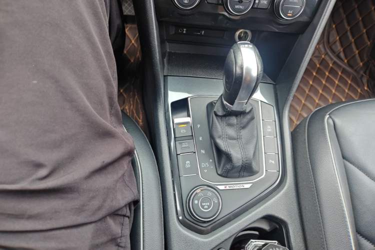 Used Volkswagen Tiguan 2017 330TSI All-Wheel-Drive Innovation Model Gear Lever
