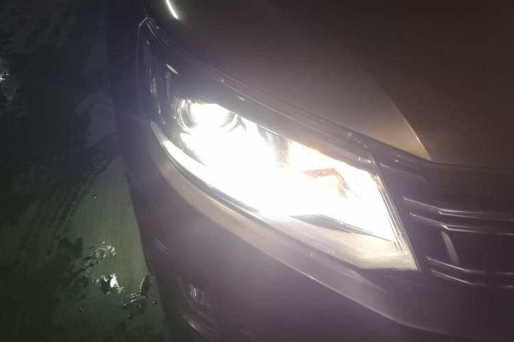 Used Volkswagen Tiguan 2017 300TSI Automatic Two-Wheel Drive Silk Road Comfort Edition Right Front Headlight