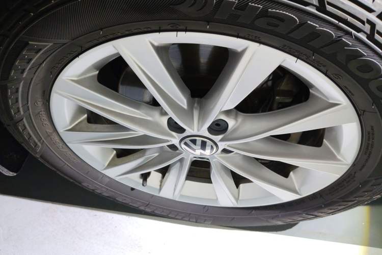 Used Volkswagen Tiguan 2017 300TSI Automatic Two-Wheel Drive Silk Road Comfort Edition Right Front Wheel Hub
