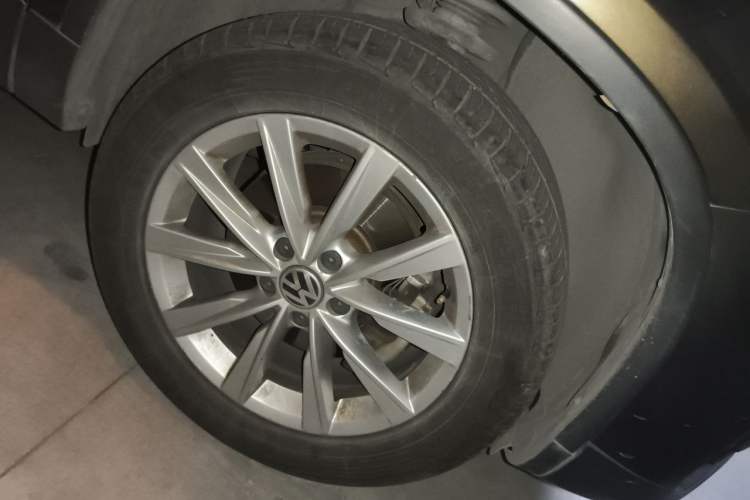 Used Volkswagen Tiguan 2017 300TSI Automatic Two-Wheel Drive Silk Road Comfort Edition Right Front Wheel Hub