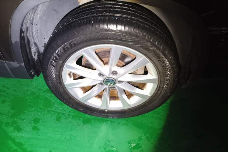 Used Volkswagen Tiguan 2017 300TSI Automatic Two-Wheel Drive Silk Road Comfort Edition Right Front Wheel Hub
