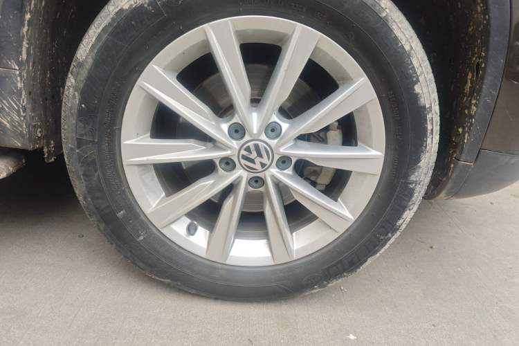 Used Volkswagen Tiguan 2017 300TSI Automatic Two-Wheel Drive Silk Road Comfort Edition Right Front Wheel Hub