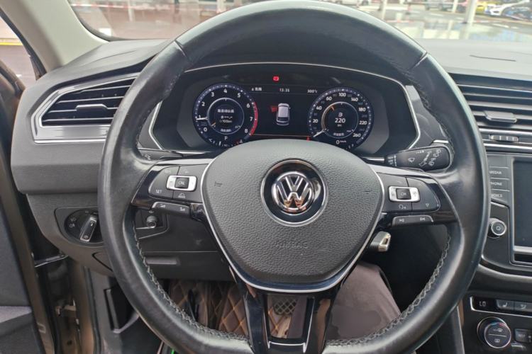 Used Volkswagen Tiguan 2017 330TSI All-Wheel-Drive Innovation Model Steering Wheel