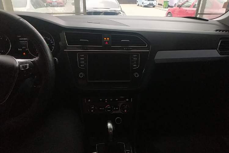 Used Volkswagen Tiguan 2017 280TSI Two-Wheel-Drive Elite Version Center Console