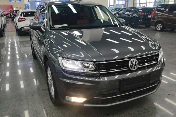Used Volkswagen Tiguan 2017 330TSI All-Wheel-Drive Innovation Model Front Right 45 Deg
