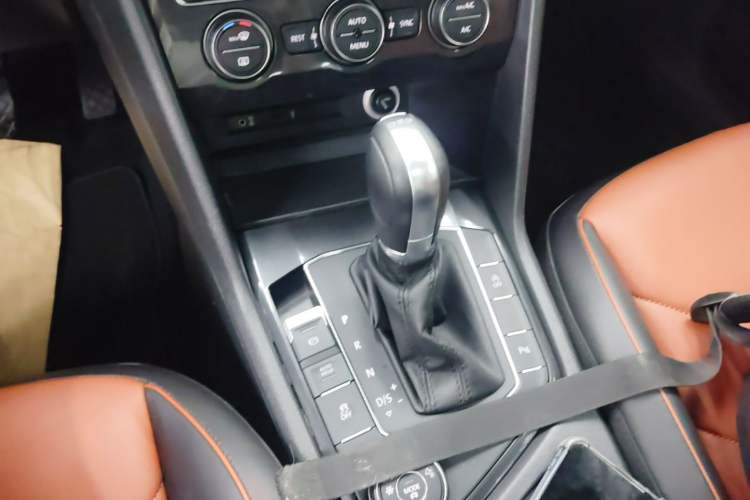 Used Volkswagen Tiguan 2017 330TSI All-Wheel-Drive Innovation Model Gear Lever
