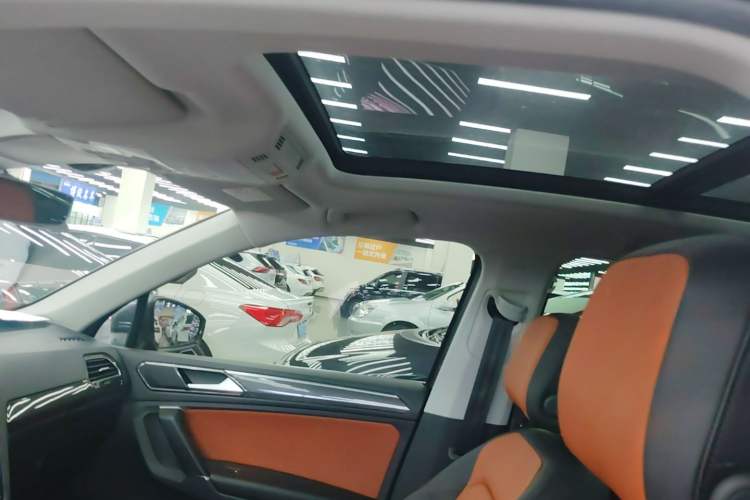 Used Volkswagen Tiguan 2017 330TSI All-Wheel-Drive Innovation Model Headliner
